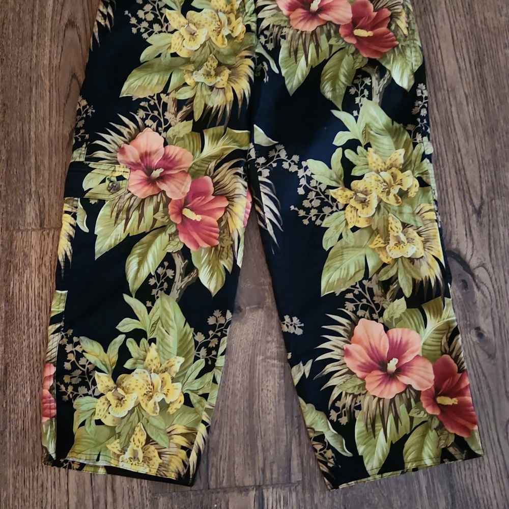TOMMY BAHAMA Vintage Black Floral Crop Pant 4 - Picture 3 of 6